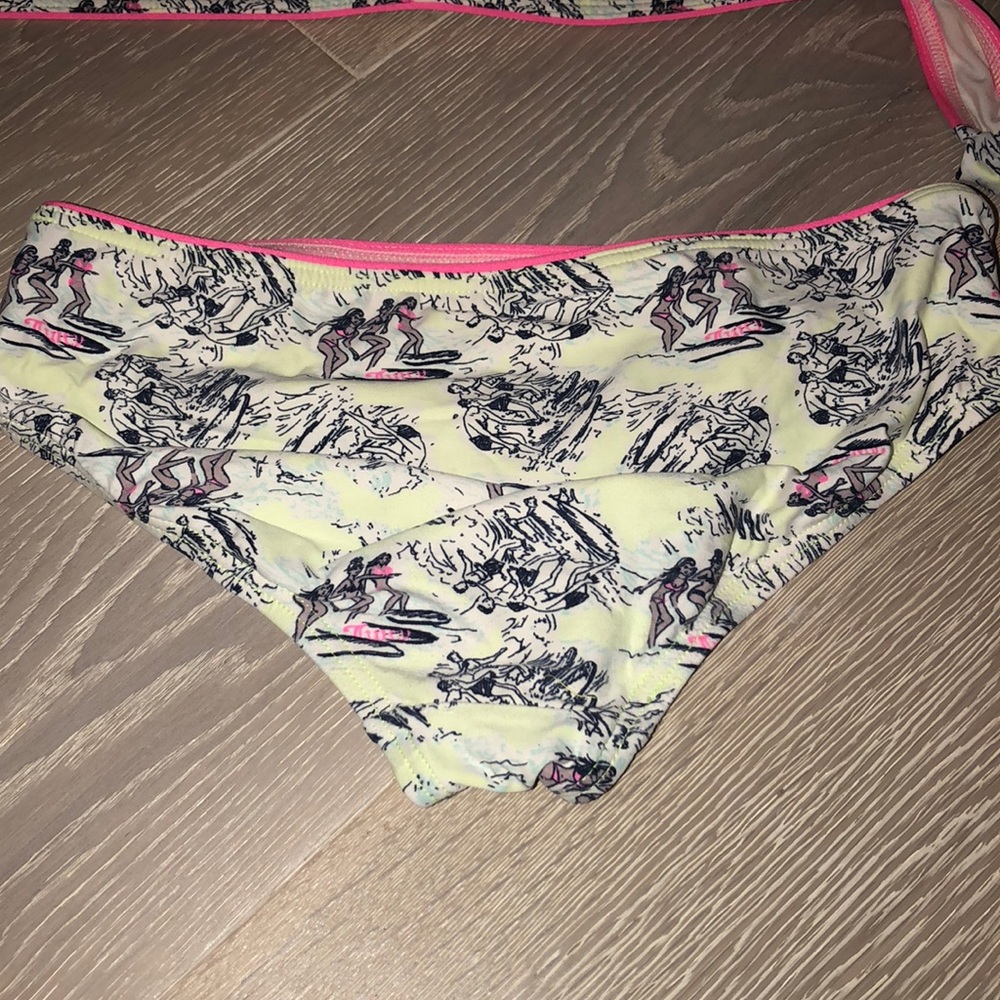 Bikini - Picture 2 of 3